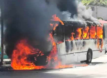 Video | Autobús se incendia en pleno bulevar de Cdad. Valles