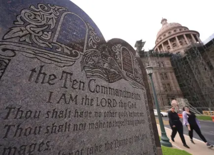 Juez bloquea ley de Texas que exigía exhibir los 10 Mandamientos en escuelas públicas