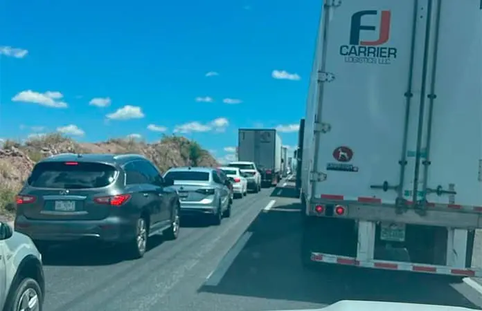 Retén en Guanajuato genera "tapón" en carretera 57