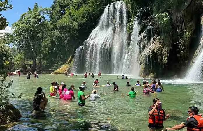 Sesión de hidroterapia en cascadas de Tamasopo