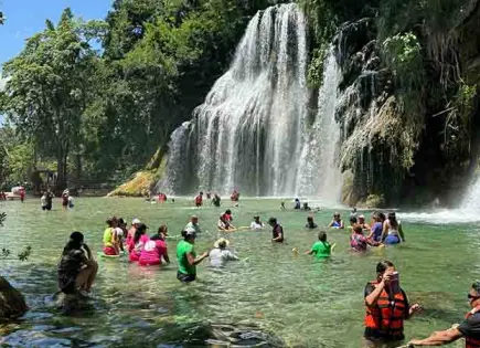 Sesión de hidroterapia en cascadas de Tamasopo