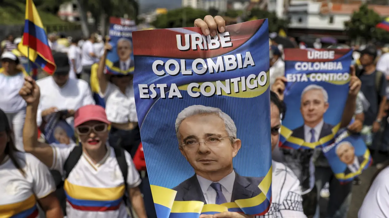 Tribunal colombiano ordena liberar a Álvaro Uribe Vélez mientras apela condena