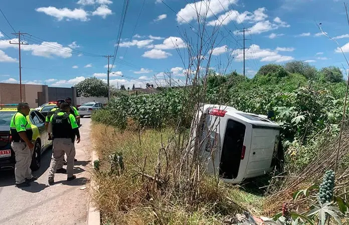 Camioneta quedó volcada en un baldío