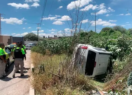 Vuelca rauda camioneta en Col. Los Magueyes