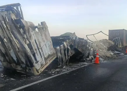 Fotos: Choque e incendio entre tráileres en Libramiento Oriente