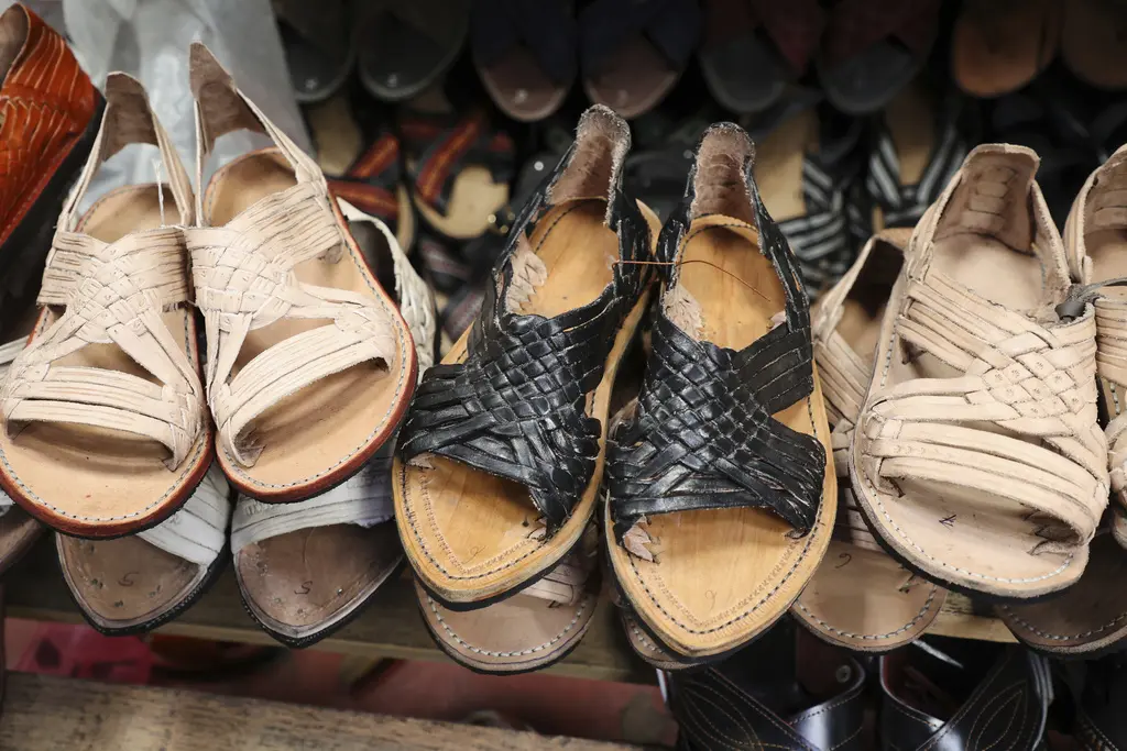 Adidas se disculpa por copiar calzados tradicionales en México