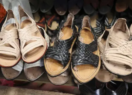 Adidas se disculpa por copiar calzados tradicionales en México