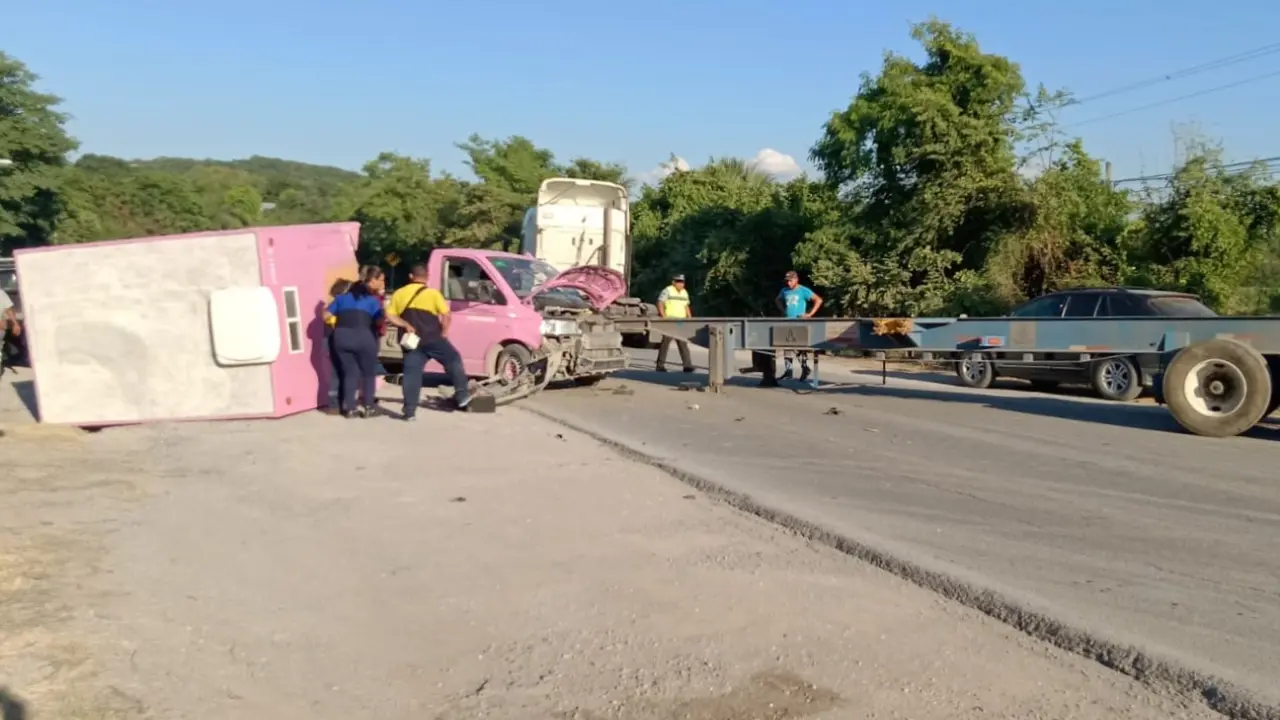 Conductora es golpeada por el remolque de un tráiler