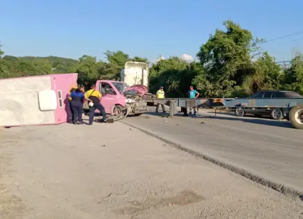 Conductora es golpeada por el remolque de un tráiler