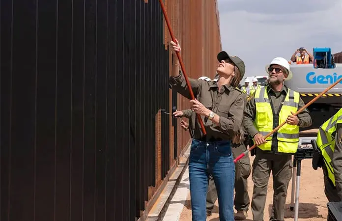 EU pinta de negro el muro fronterizo