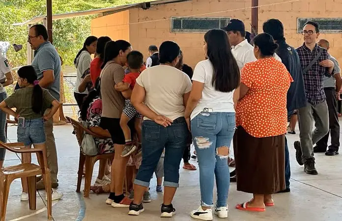 Guatemala refugia a 161 chiapanecos que huyen