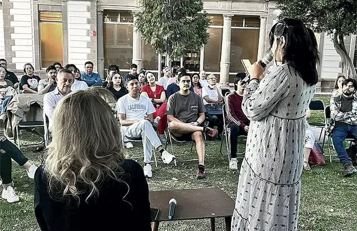 Hoy, Versos en el jardín en el Museo F. Cossío