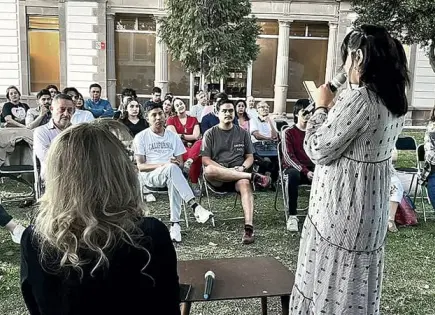 Hoy, Versos en el jardín en el Museo F. Cossío