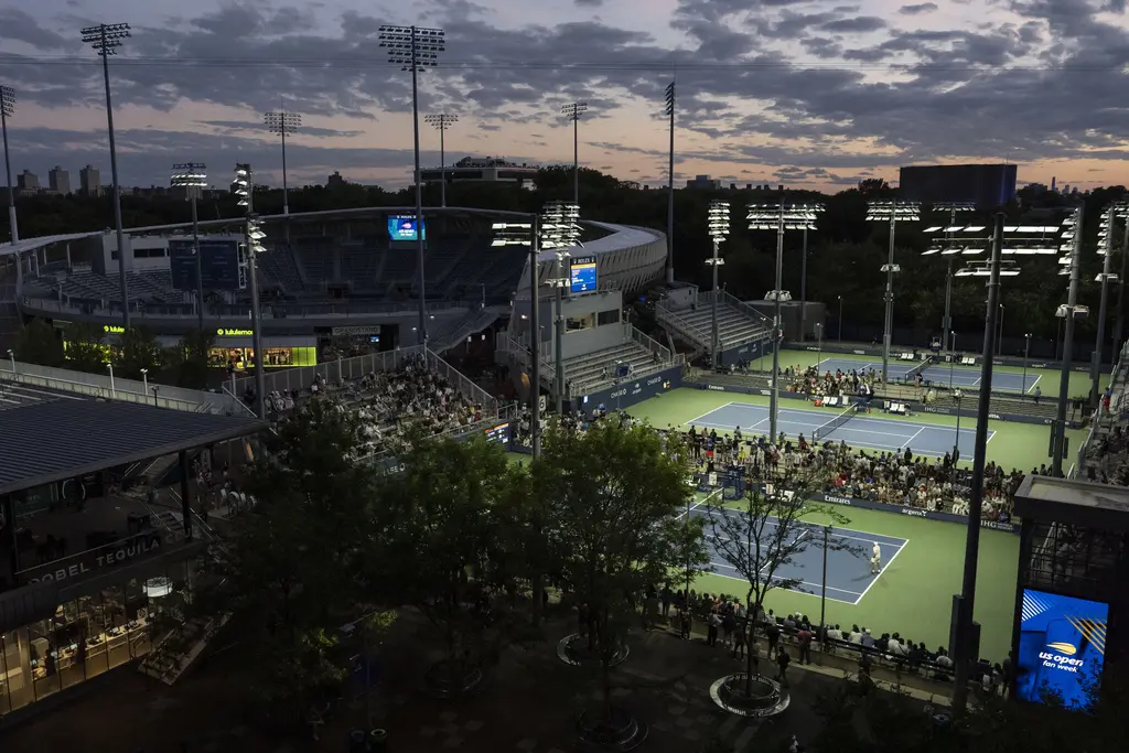 Las estrellas del tenis brillan bajo luces exteriores amigables en el US Open