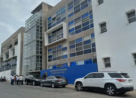 Intentan extorsionar a guardia de edificio de la UASLP