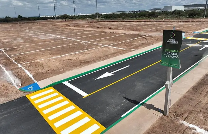 Gallardo entrega lotes en Ciudad Satélite