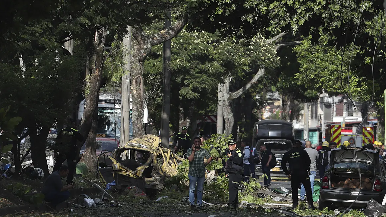 Al menos 17 muertos y más de 40 heridos dejan ataque a helicóptero policial y bomba en Colombia