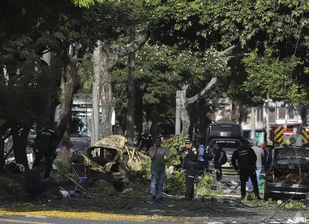 Al menos 17 muertos y más de 40 heridos dejan ataque a helicóptero policial y bomba en Colombia