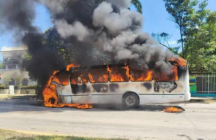 Aparatos causaron incendio de autobús