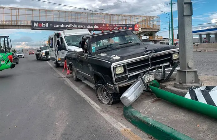 Derriba camioneta poste de alumbrado