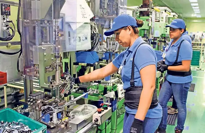 Maquiladoras recortan empleos por aranceles