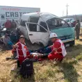 Obreros resultan lesionados en choque-volcadura