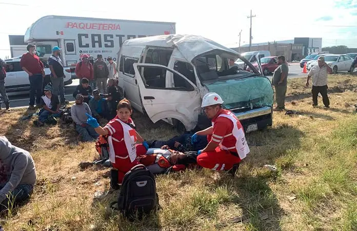 Obreros resultan lesionados en choque-volcadura