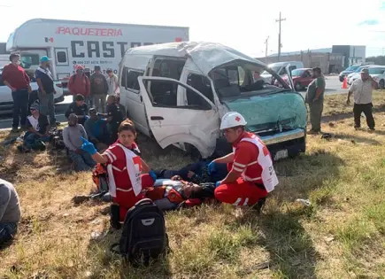 Obreros resultan lesionados en choque-volcadura