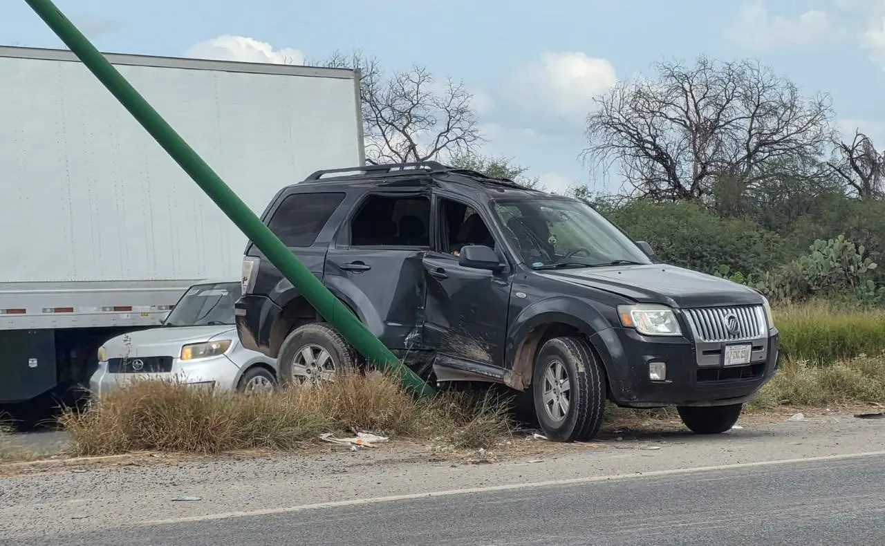 Abandonan camioneta tras choque en carretera a Rioverde