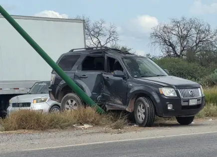 Abandonan camioneta tras chocar en poste de carretera a Rioverde