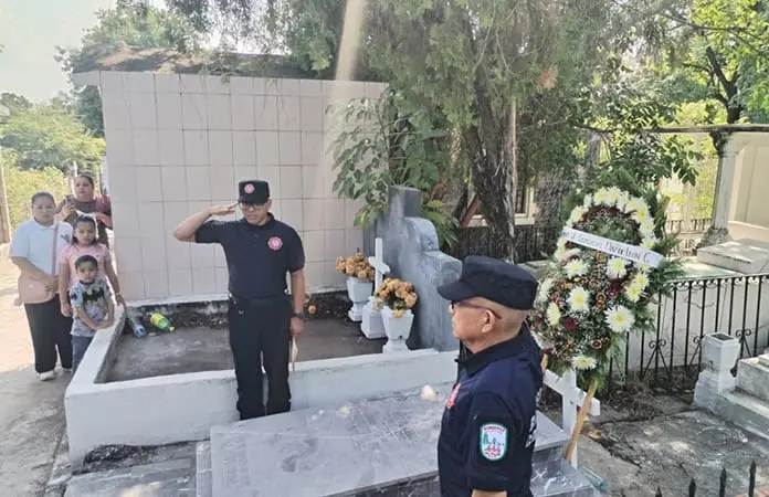 Celebran el día del bombero; reclaman apoyos