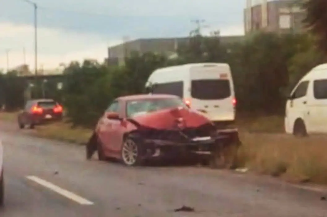 Conductor impacta su auto en poste de carretera 57