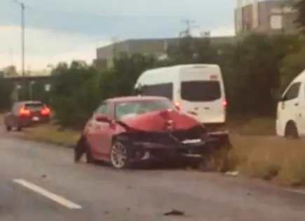 Conductor impacta su auto en poste de carretera 57
