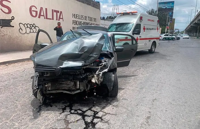 Fuerte choque en lateral de la carretera ‘57