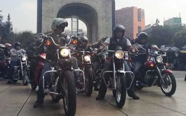 Legisladores va por regulación para cascos de motociclistas