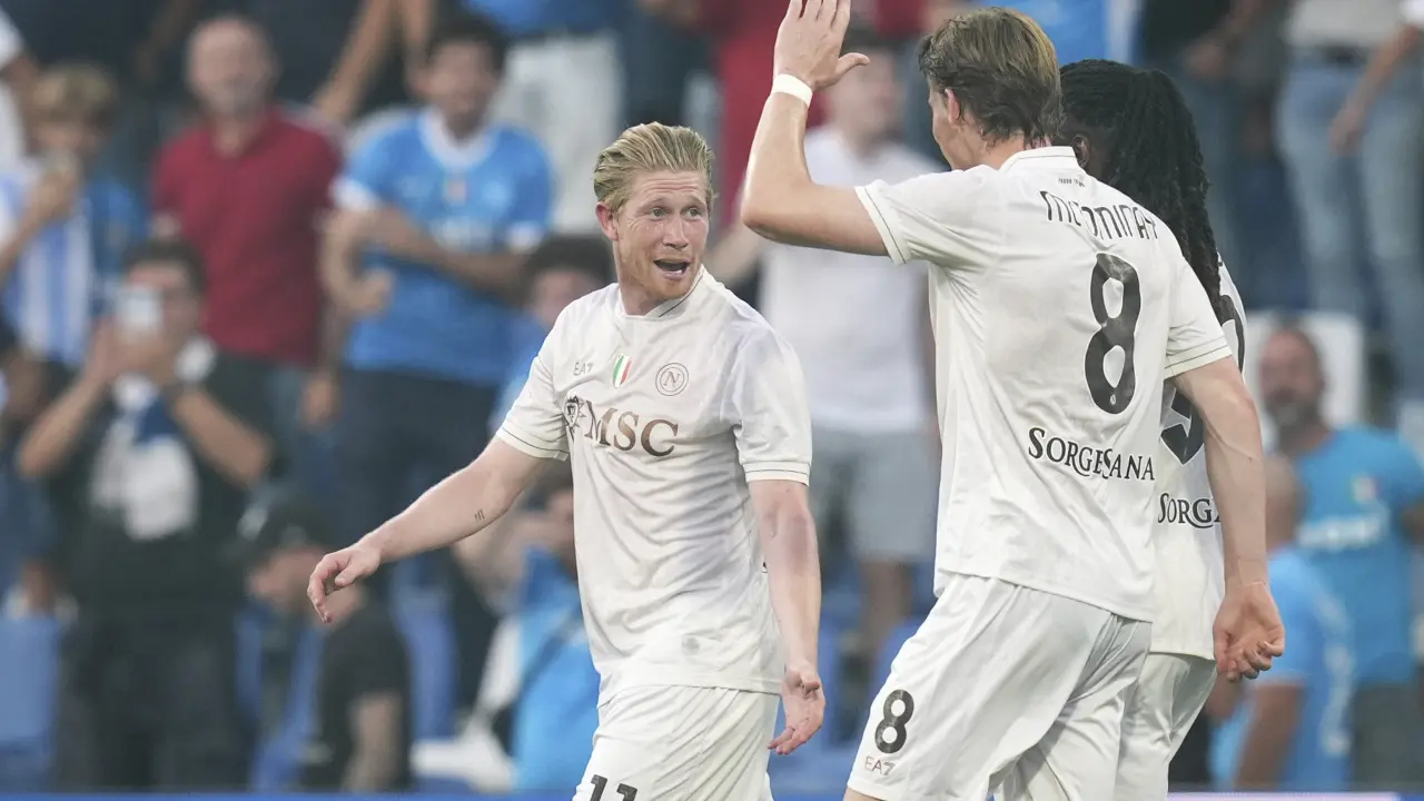 Napoli inicia defensa del título con De Bruyne y McTominay como protagonistas