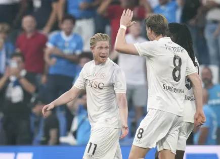 Napoli inicia defensa del título con De Bruyne y McTominay como protagonistas