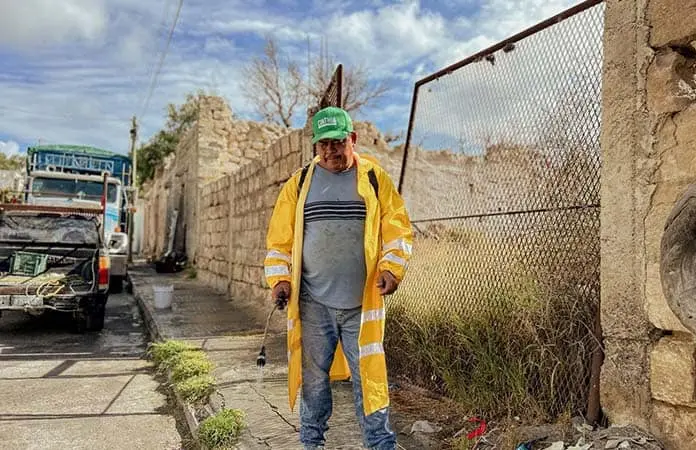 Sanitizan calles del municipio