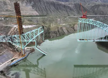 Tragedia en China: Colapso de puente ferroviario deja 12 trabajadores muertos