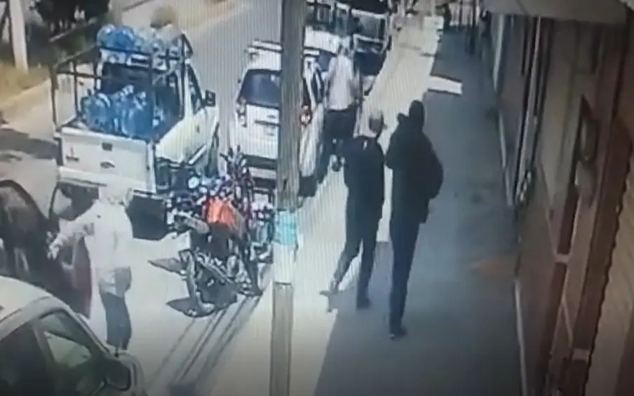 Video | Con violencia, atracan hampones local de gorditas