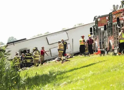 Vuelca en NY autobús con turistas; 5 muertos