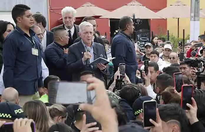 Á. Uribe homenajea a Turbay