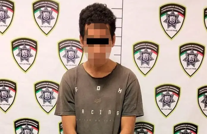 Con dos cuchillos, sorprenden a vándalo