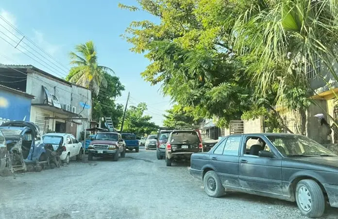 Exigen colonos reubicar a vendedor de autopartes