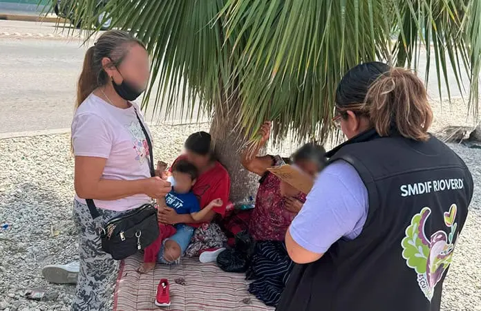 Familia se duerme en un camellón