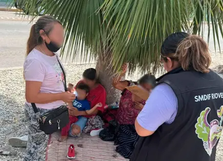 Familia se duerme en un camellón