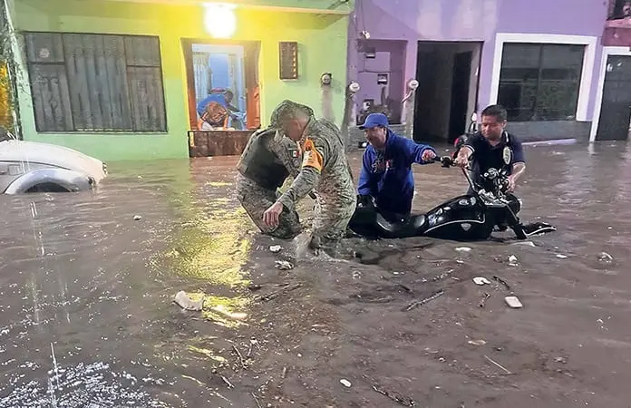 Mueren 2 mujeres tras lluvia atípica
