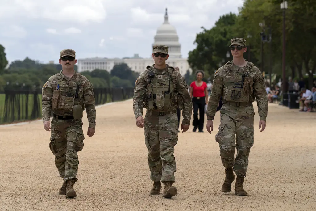 Presidente Trump considera despliegue militar en Baltimore, Chicago y NY