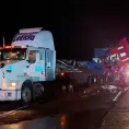 Dos muertos, deja choque entre tráilers