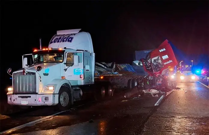 Dos muertos, deja choque entre tráilers
